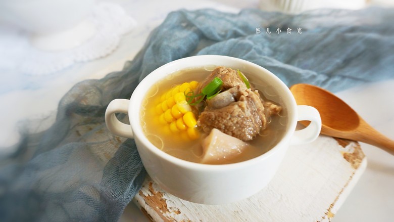 玉米莲藕排骨汤,霜降后，天气日渐寒冷，一起动手给家人煲汤吧！