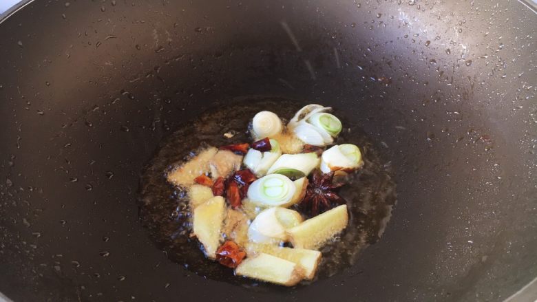 红烧鲽鱼,锅里留少许底油，中火，放入备好的佐料爆香。

