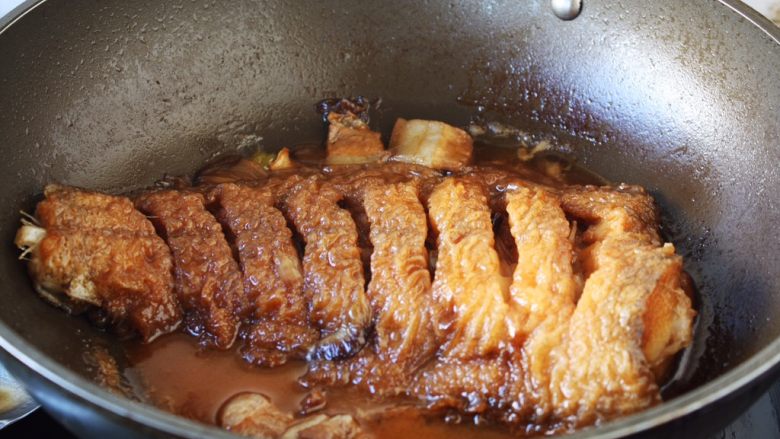 红烧鲽鱼,大火炖约15分钟左右，汤汁还剩是原汤汁的三分之一就可以关火出锅了。
