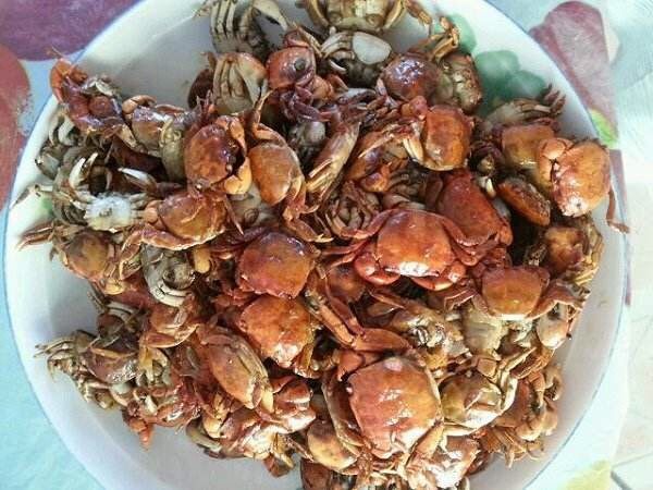 香辣螃蟹🦀,锅中放油  待油温七八成热时放入螃蟹，待螃蟹炸制金黄 放入盘中备用