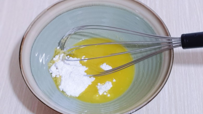 黄金椰蓉球一口一个令人回味,加入糖粉，用手动打蛋器，打至均匀！使糖粉与黄油完全融合！
