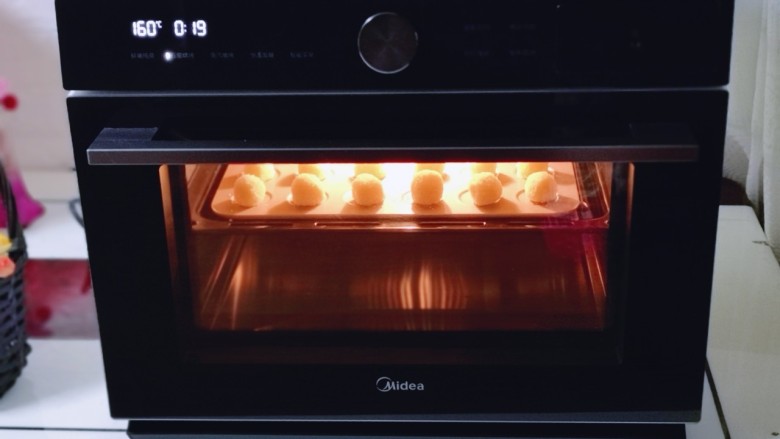 黄金椰蓉球一口一个令人回味,160°烤20分钟，具体温度请根据自家烤箱性能另定！我用的是美的蒸烤箱型号是:s5-l300e。