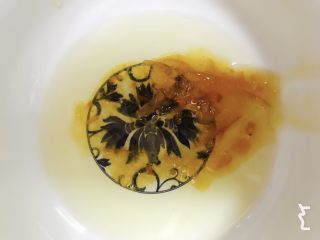 蜂蜜柚香戚风蛋糕,蜂蜜柚子酱和食用油混合均匀，柚子皮不用取出