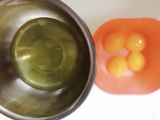 蜂蜜柚香戚风蛋糕,蛋清蛋黄分离，蛋清放冰箱冷冻