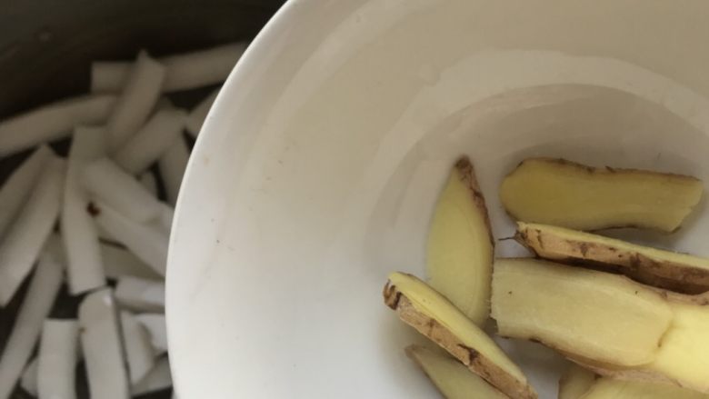 浓香椰子汤,倒入姜片。