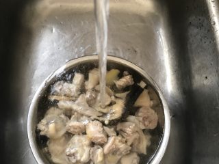 浓香椰子汤,活水洗净浮沫，浮沫是腥味的来源。