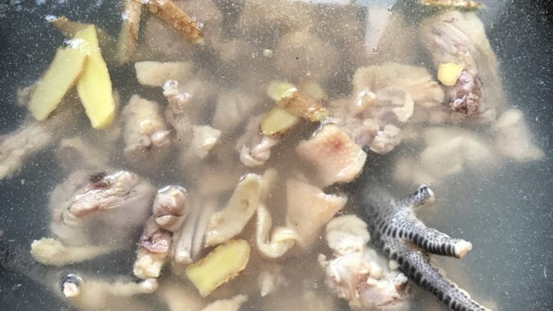 浓香椰子汤,倒入鸡肉入锅里。