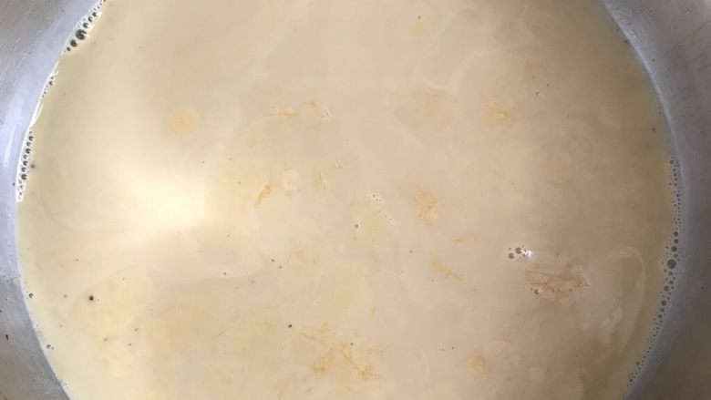 丝瓜沙白馄饨汤,倒入备用的虾汤。