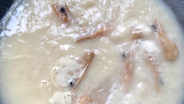 丝瓜沙白馄饨汤,倒入虾壳加入水进行熬煮，大约熬制20分钟。