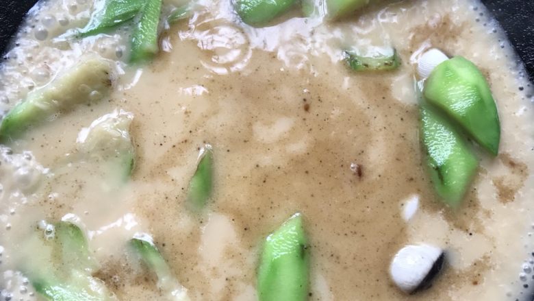 丝瓜沙白馄饨汤,倒入沙白，煮至开口即可调味捞起。