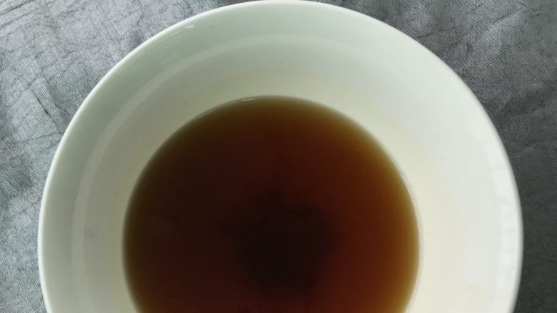 丝瓜沙白馄饨汤,虾油用滤网过滤备用。