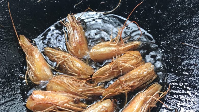 丝瓜沙白馄饨汤,虾壳已经炸透就可捞起沥干油。