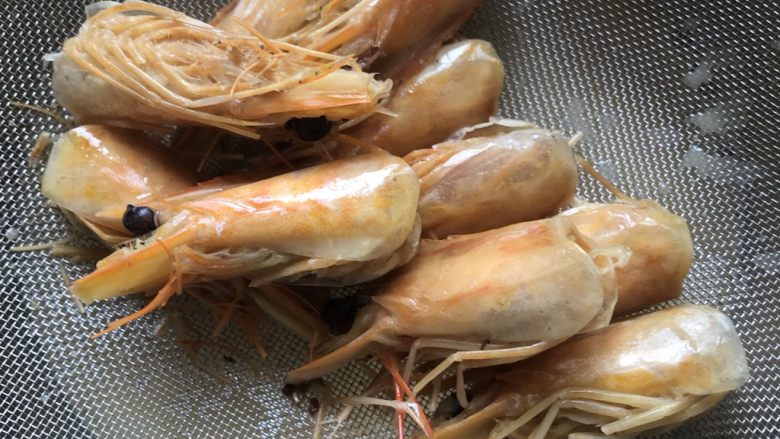 丝瓜沙白馄饨汤,20分钟过后用滤网将虾汤过滤备用。