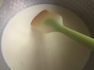炸鲜奶,将牛奶、玉米淀粉、白糖倒入奶锅搅拌均匀