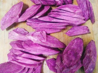 紫薯仙豆糕,紫薯洗干净去皮称重，切片，放入冷水蒸锅大火蒸熟，大概15分钟。切的薄熟的快