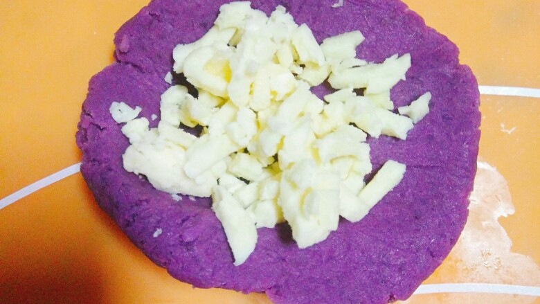 紫薯仙豆糕,因为我又另外做了5个芝士口味的，所以直接取一份紫薯馅包上芝士。有芝士的紫薯馅一份在35克左右