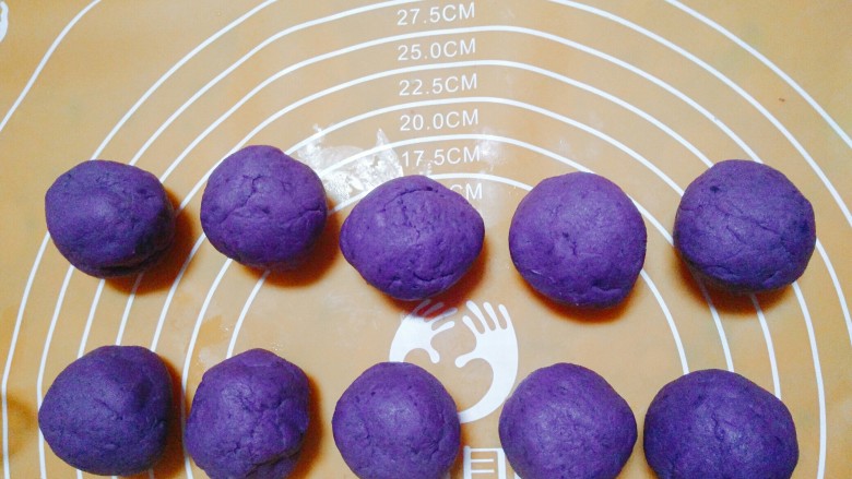 紫薯仙豆糕,紫薯放凉后同样分成10份，一份大概30克左右