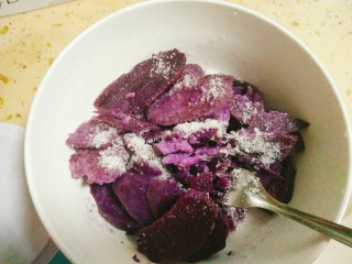 紫薯仙豆糕,紫薯蒸熟趁热加入白糖