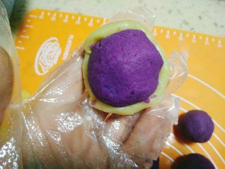 紫薯仙豆糕,取一份面团包上紫薯馅，像包月饼一样，只要紫薯馅不漏出来就可以