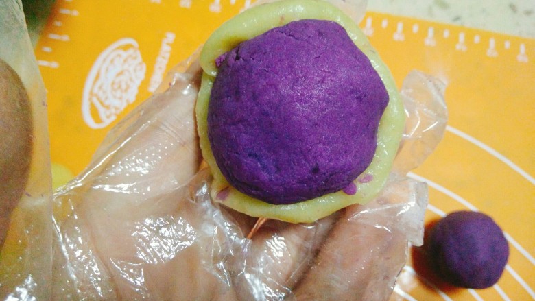 紫薯仙豆糕,取一份面团包上紫薯馅，像包月饼一样，只要紫薯馅不漏出来就可以