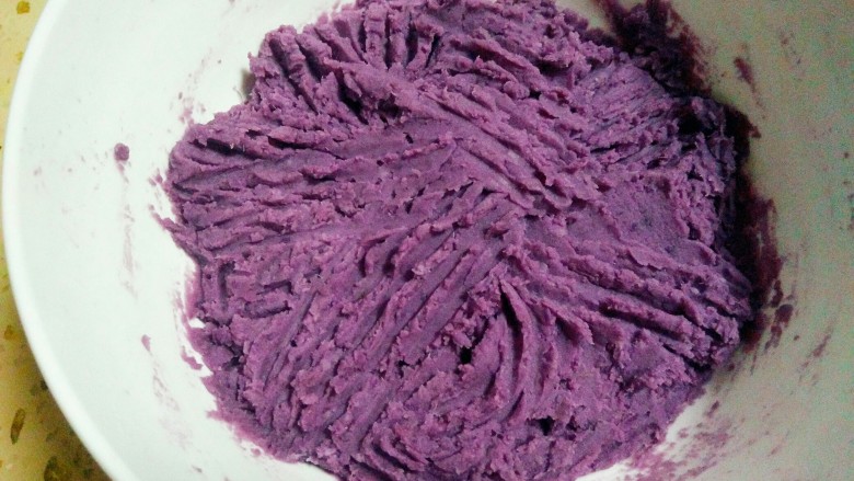 紫薯仙豆糕,用叉子压成泥状放凉备用