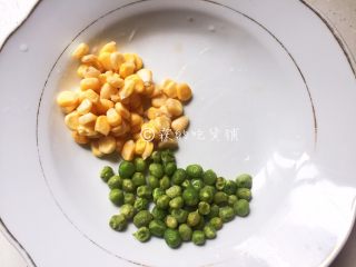 鲜蔬焗南瓜,准备一些玉米粒和小豌豆