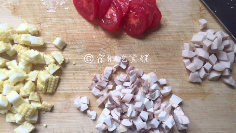 鲜蔬焗南瓜,玉米笋，蘑菇，鸡肉肠分别切成小丁，番茄切成片