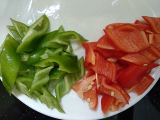 辣椒炒花蛤,青椒和红椒洗净切小块。（自己喜欢的形状）