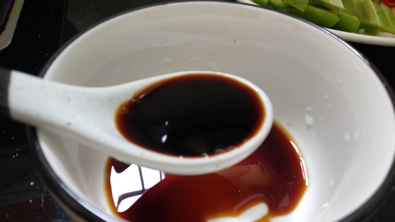 辣椒炒花蛤,碗里加入2汤匙生抽。