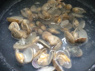 辣椒炒花蛤,锅里适量清水煮开，放入花蛤煮至开口捞出备用。
