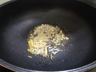 辣椒炒花蛤,锅里倒入适量金龙鱼花生油，烧七成热。放入姜蒜爆香。