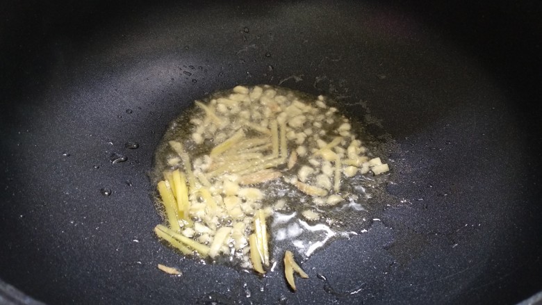 辣椒炒花蛤,锅里倒入适量金龙鱼花生油，烧七成热。放入姜蒜爆香。