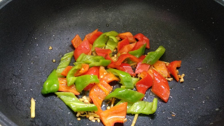 辣椒炒花蛤,倒入青椒和红椒翻炒至熟。
