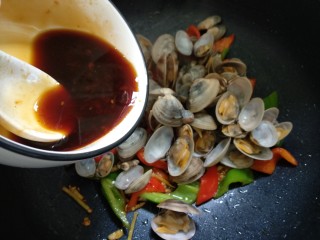 辣椒炒花蛤,接着倒入酱汁。