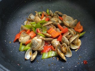 辣椒炒花蛤,翻炒均匀即可出锅。