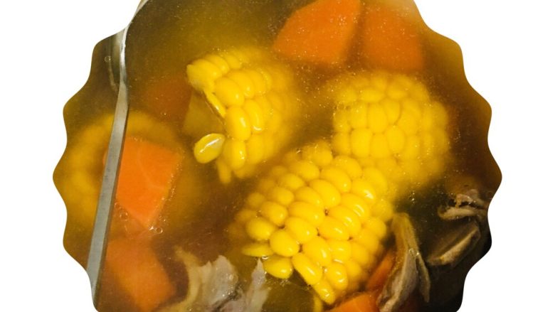 胡萝卜🥕玉米排骨汤,忙了一天，待晚上下班回家就可喝到，清甜可口的排骨汤啦～😋