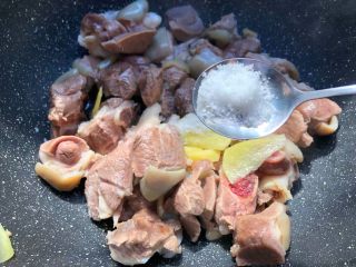 白萝卜羊肉煲,加入适量盐，继续翻炒，炒至羊肉焦黄为止。