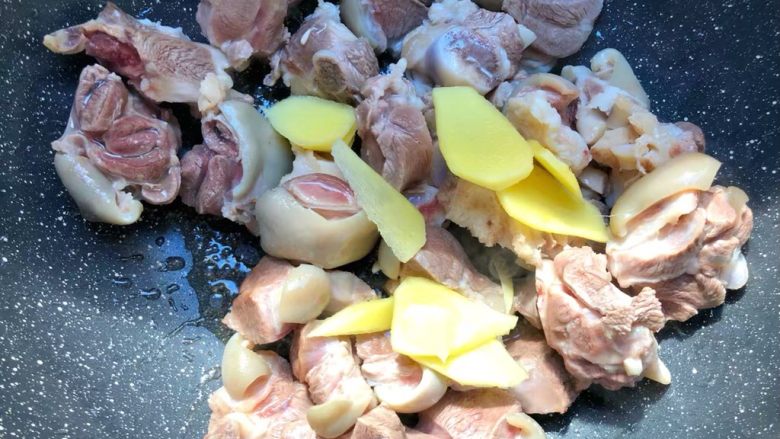 白萝卜羊肉煲,热锅放入适量油，放入羊肉和姜片翻炒一下。
