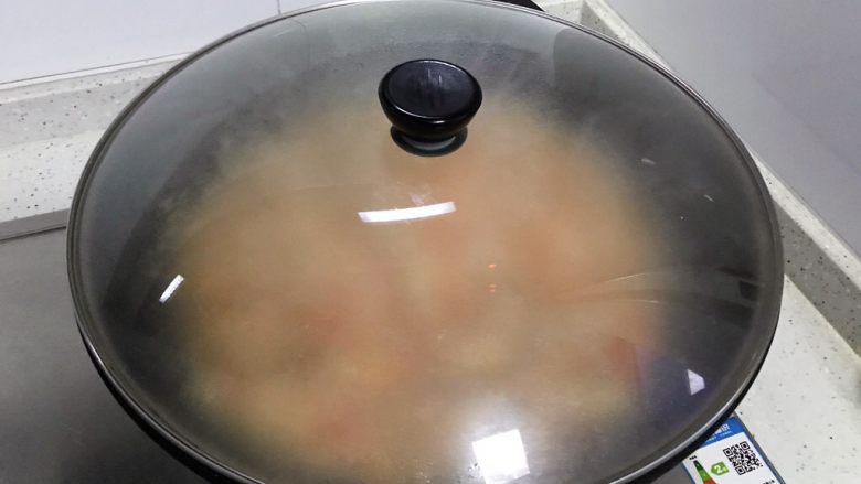 虾油贝丁萝卜丝菌菇,盖上锅盖，转中小火煮2.3分钟