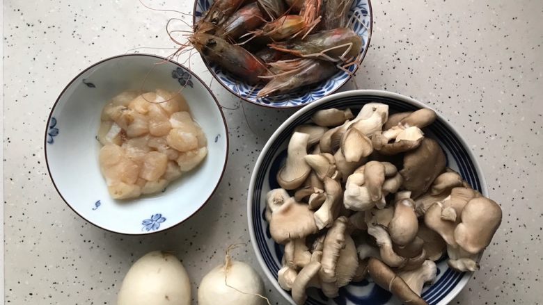 虾油贝丁萝卜丝菌菇,首先我们准备好所有食材