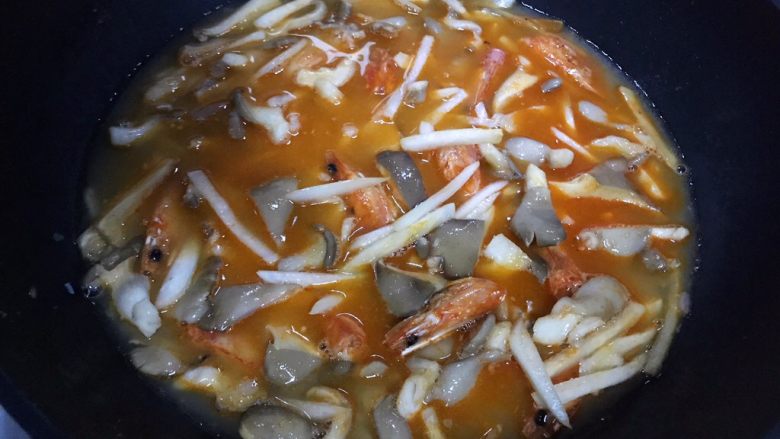 虾油贝丁萝卜丝菌菇,加适量热开水