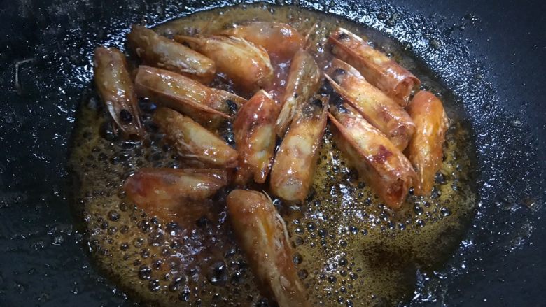 虾油贝丁萝卜丝菌菇,小火煸炒至出红油