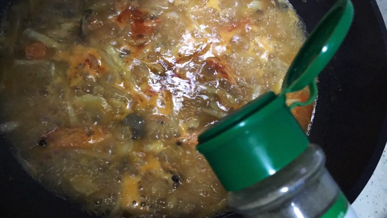 虾油贝丁萝卜丝菌菇,加少许胡椒粉，搅拌均匀，即可