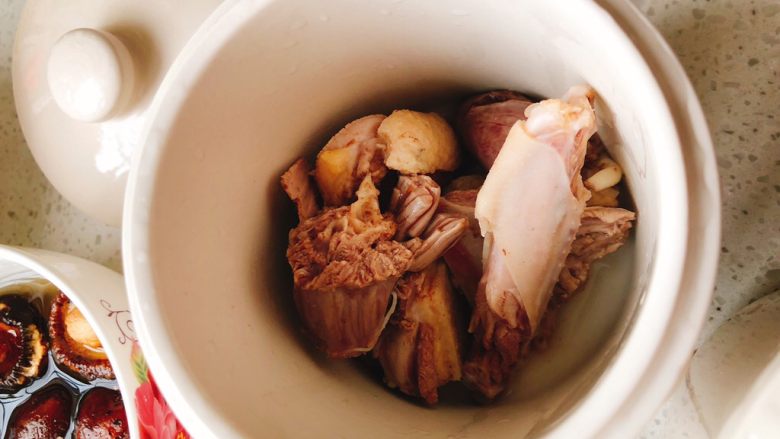 茶树菇水鸭汤,拿一个炖盅，取几块鸭肉放到炖盅里。