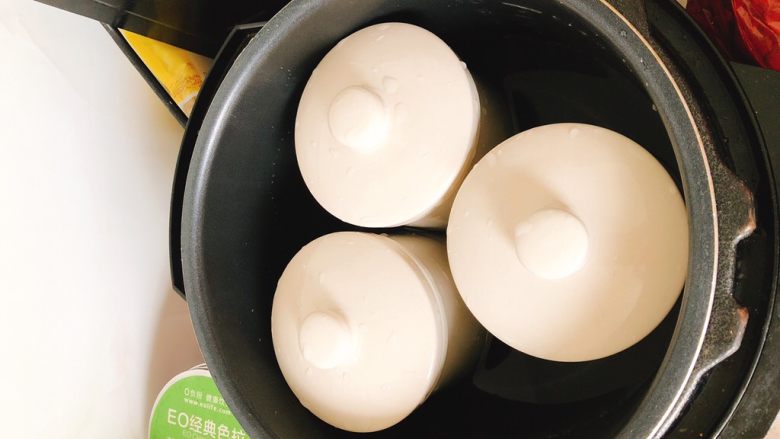 茶树菇水鸭汤,盖上盖子放到电饭煲选择“炖肉”功能隔水炖2小时。