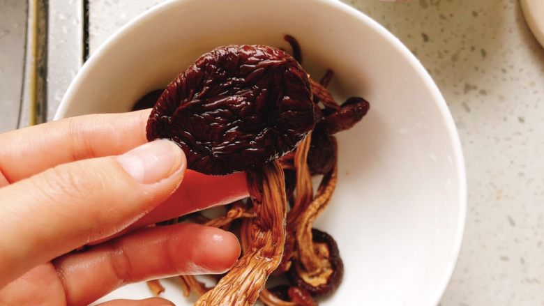 茶树菇水鸭汤,将泡好后的茶树菇清洗干净。