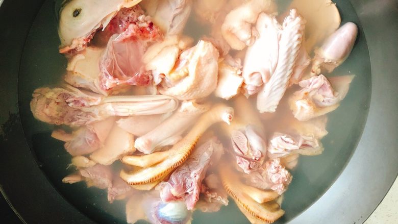 茶树菇水鸭汤,锅里倒入1盆水烧开后，倒入鸭肉捞血水。