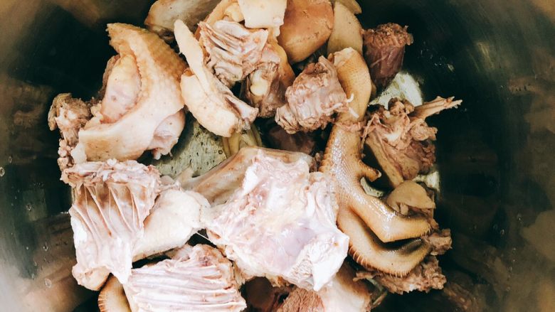 茶树菇水鸭汤,待锅里水再次烧开，且肉变色后，捞起鸭肉。