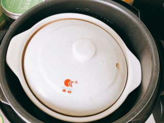红鲟八宝饭（红鲟蒸糯米饭）,盖上盖子放到电饭煲隔水蒸30～45分钟。（电饭煲的水不能太多，煮的时候渗到糯米饭里就不好吃啦。也可以将砂锅放到炒锅隔水蒸，但不能直接加热砂锅否则底部会烧焦）
