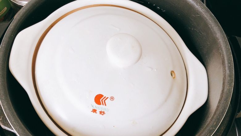 红鲟八宝饭（红鲟蒸糯米饭）,盖上盖子放到电饭煲隔水蒸30～45分钟。（电饭煲的水不能太多，煮的时候渗到糯米饭里就不好吃啦。也可以将砂锅放到炒锅隔水蒸，但不能直接加热砂锅否则底部会烧焦）